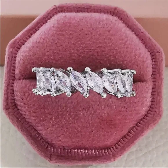 New Women’s Luxury 925 Silver Diamond Ring 💍 - Picture 2 of 3